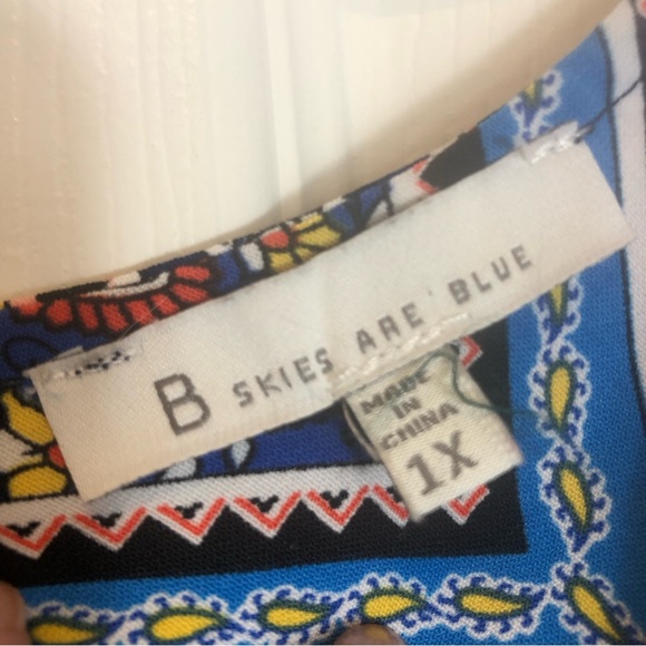 Skies are Blue V-Neck Sleeveless Blouse with Cut Out Back Detail Size 1X - Picture 2 of 8